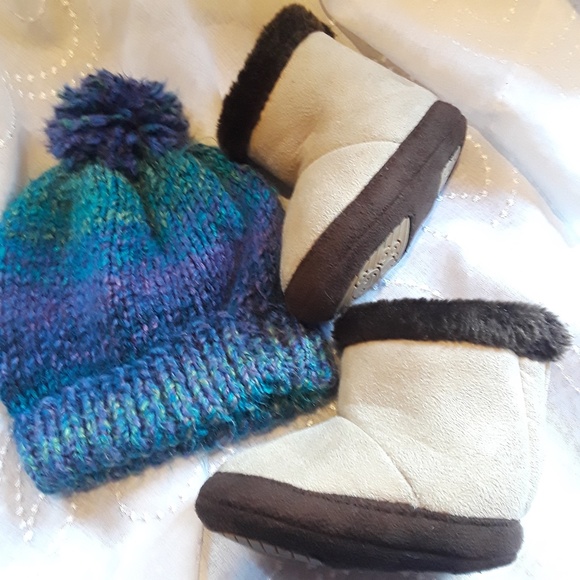Tickle Toes booties & hat - Picture 1 of 4